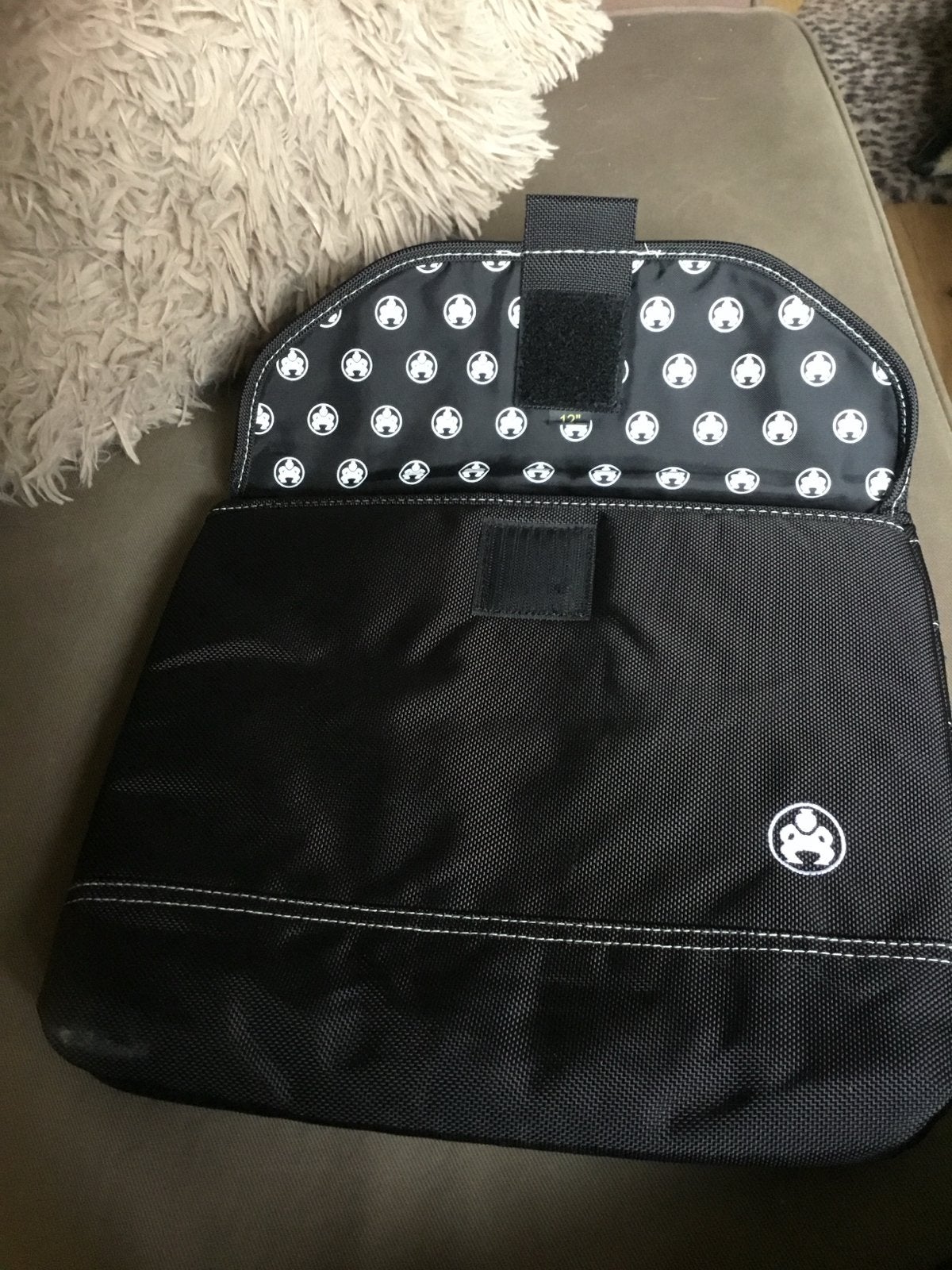 Zwarte laptoptas met witte stiksels, Computers en Software, Gevoerd laptopvak, 15 inch, Ophalen of Verzenden, Zo goed als nieuw