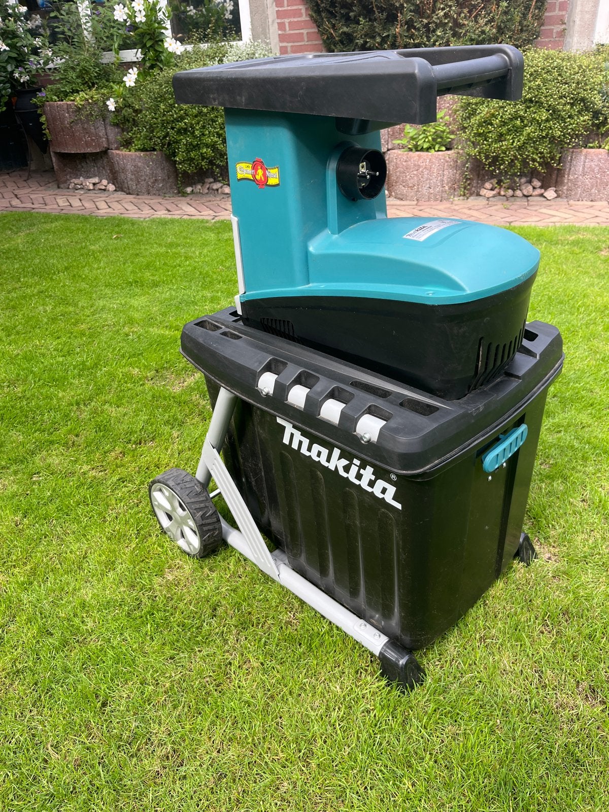 Makita UD2500 Elektrische Hakselaar met Opvangbak, Ophalen, Gebruikt, Elektrisch, Met opvangbak