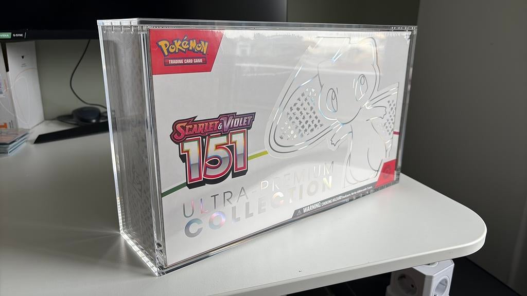 Pokemon 151 upc ultra premium collection inclusief acryl, Ophalen, Zo goed als nieuw, Boosterbox