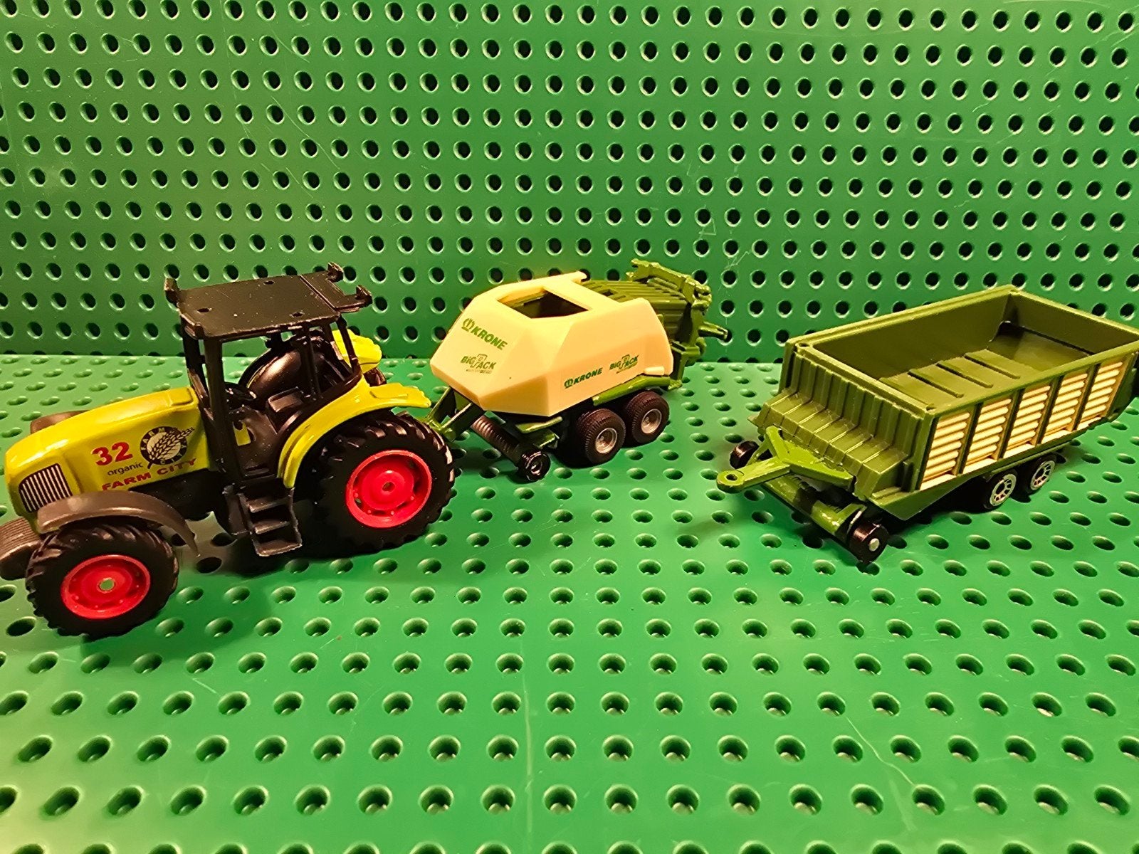 Siku Farm City Tractor met Balenpers en Aanhanger, Ophalen of Verzenden, Gebruikt