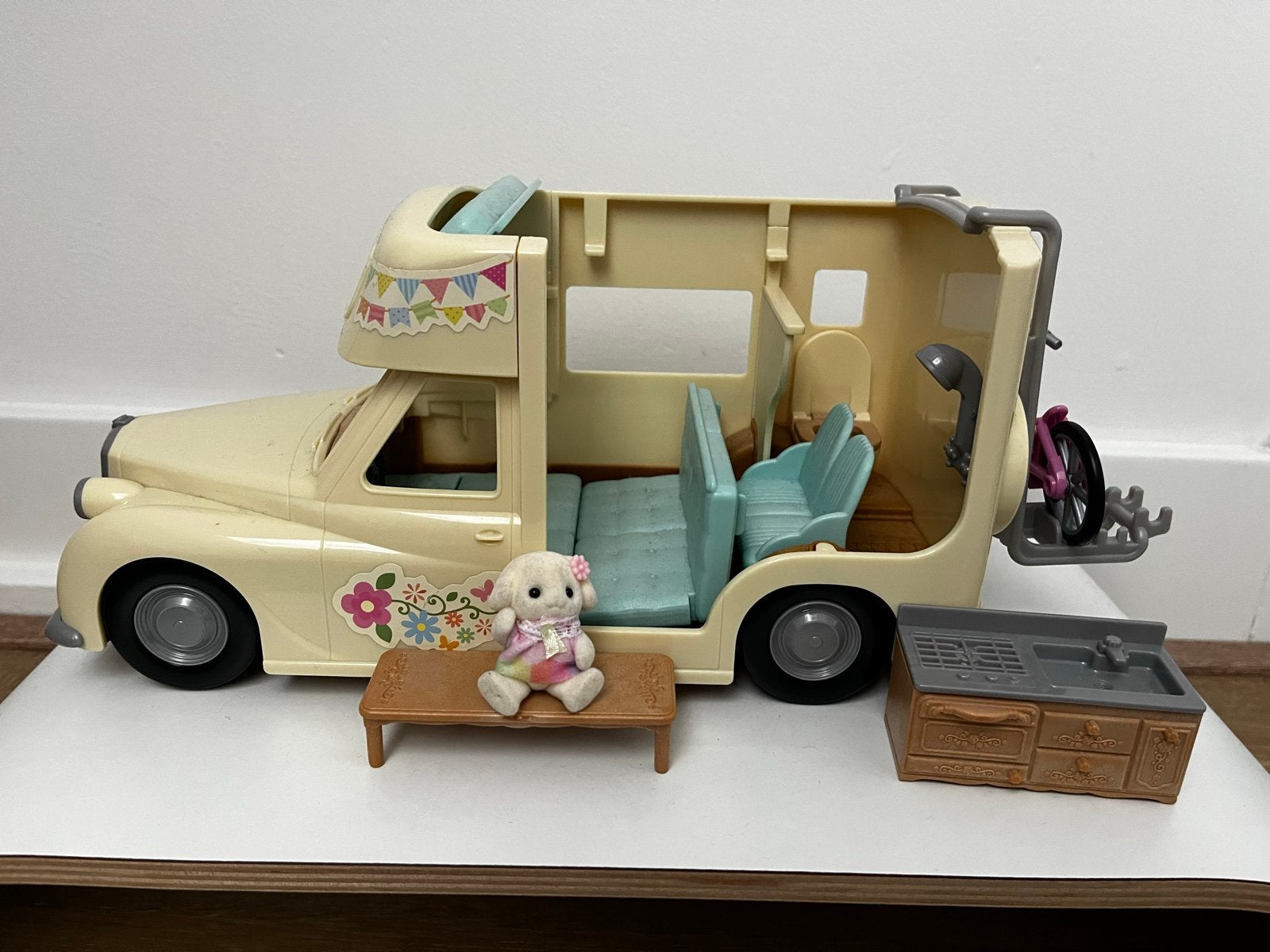 Sylvanian Families Campervan met accessoires, Ophalen of Verzenden, Zo goed als nieuw
