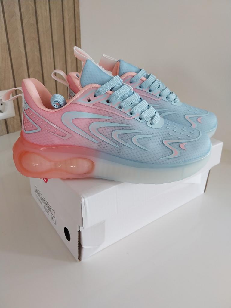 Sneakers, Ophalen of Verzenden, Nieuw, Rechthoekig