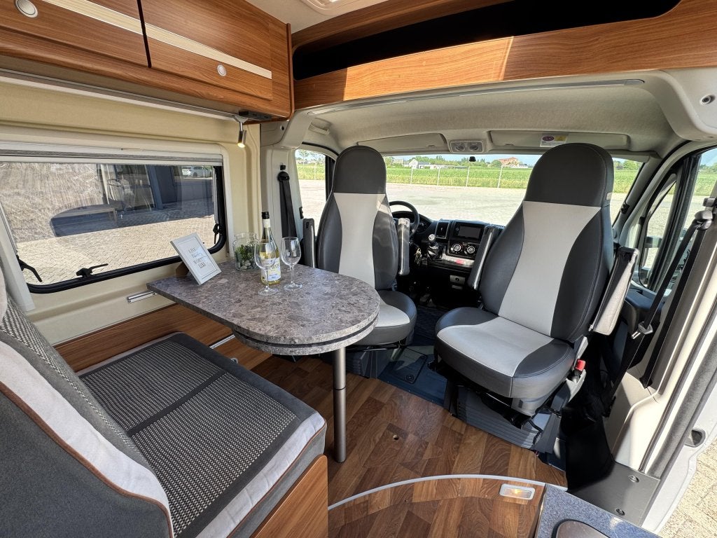 Pössl Globecar 600 Dwarsbed Prachtige Camper Zeer N, Caravans en Kamperen, Fiat, Bedrijf, Tot en met 3, Koelkast