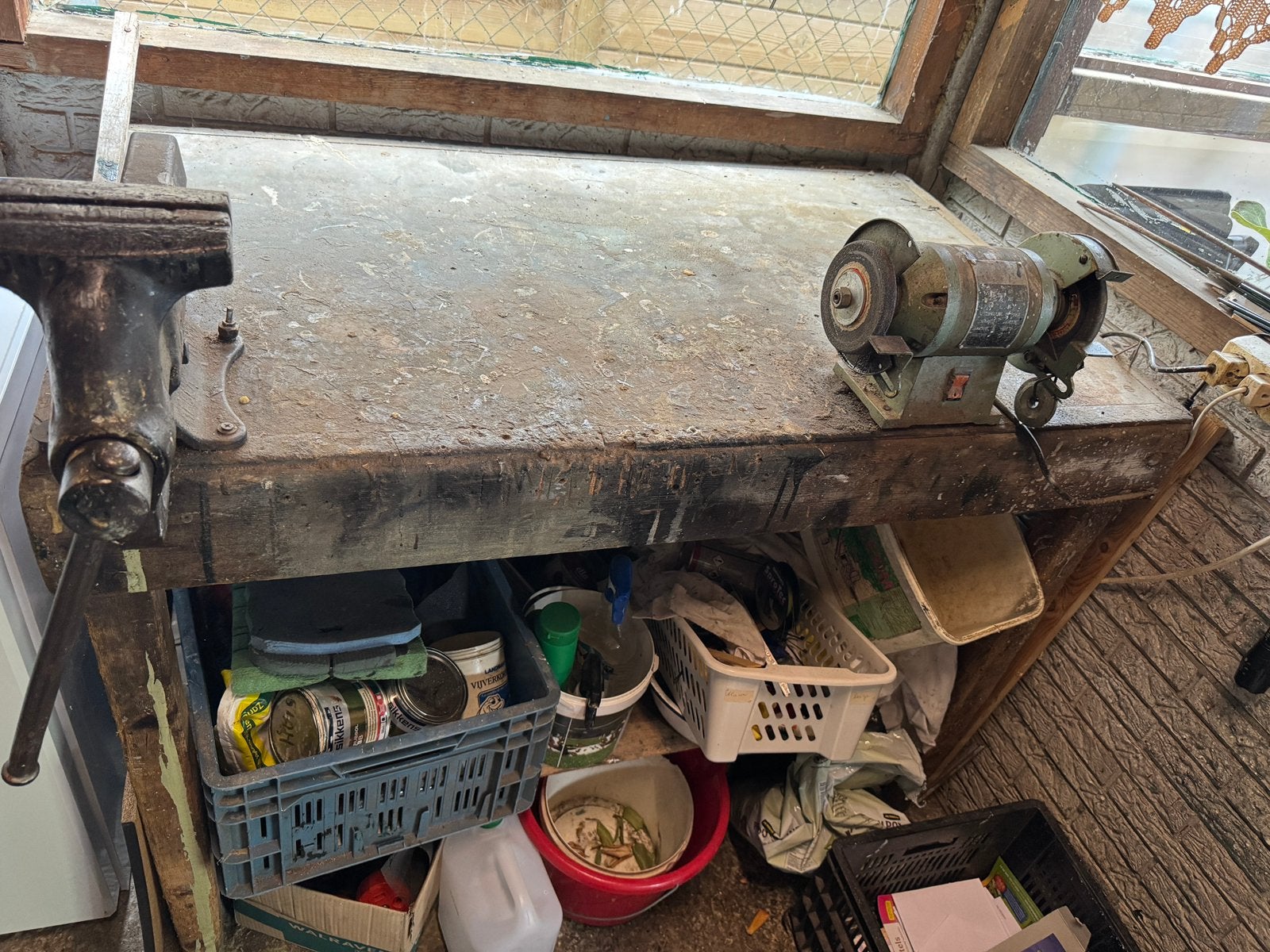 Massieve vintage werkbank + slijpmachine en bankschroef, Ophalen, Gebruikt, 70 tot 120 cm, Bankschroef