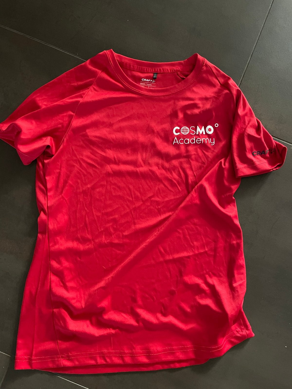 Cosmo Academy shirt M - Leisure & Hospitality, Kleding | Dames, Zo goed als nieuw, Korte mouw, Rood, Ophalen