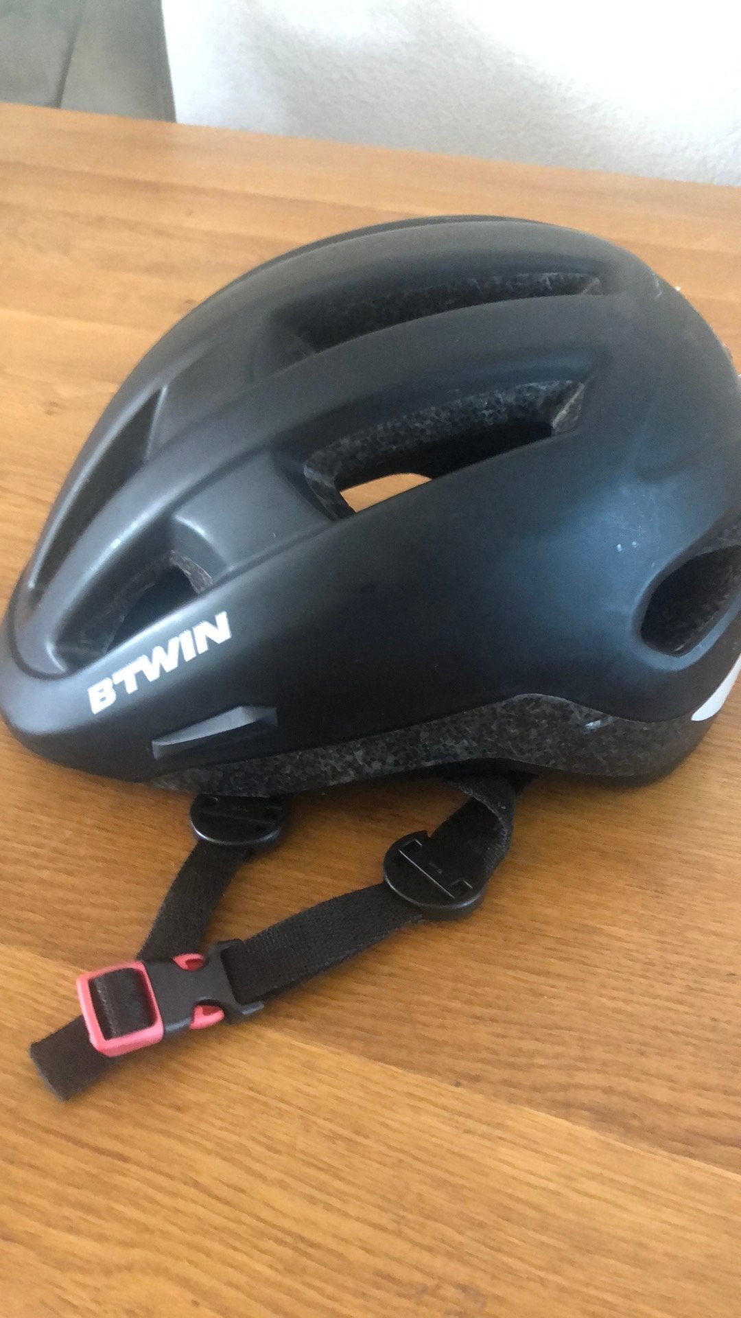 B’TWIN Fietshelm. Zwart., Ophalen, Zo goed als nieuw
