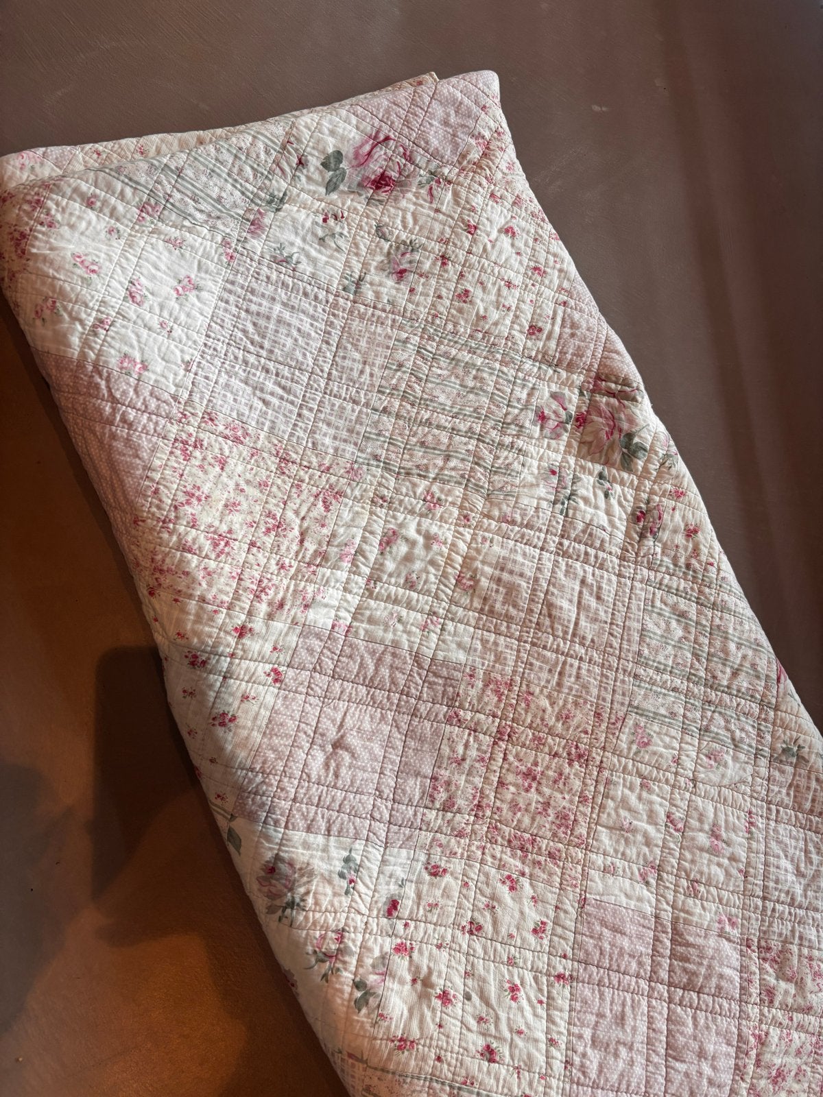 Vintage roze bloemen patchwork sprei/quilt, Ophalen of Verzenden, Zo goed als nieuw, Roze, Handgemaakt