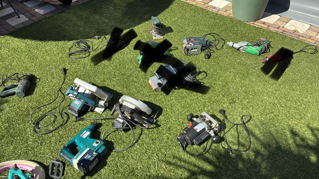 Diverse soorten elektrisch gereedschap, Ophalen