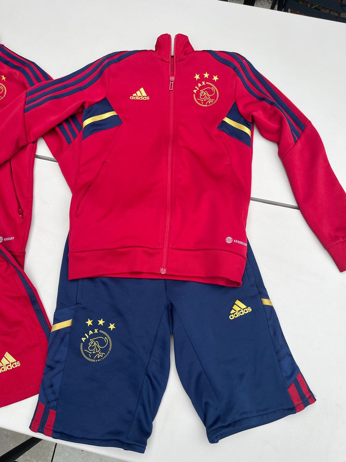 2x Adidas Ajax tenue seizoen 2022-2023 maat 140 - Gedragen, Ophalen of Verzenden, Gebruikt, Jongen of Meisje, Setje