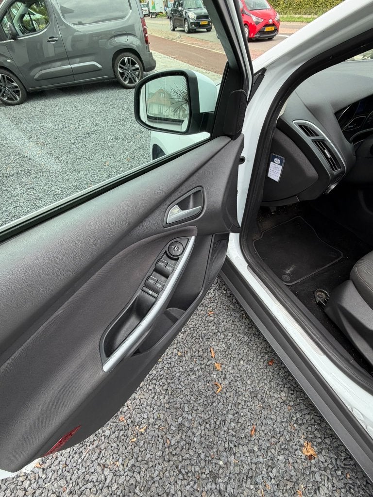 Foto 6 van Ford Focus 1.0 Ecoboost 92KW 5D 2013 Wit