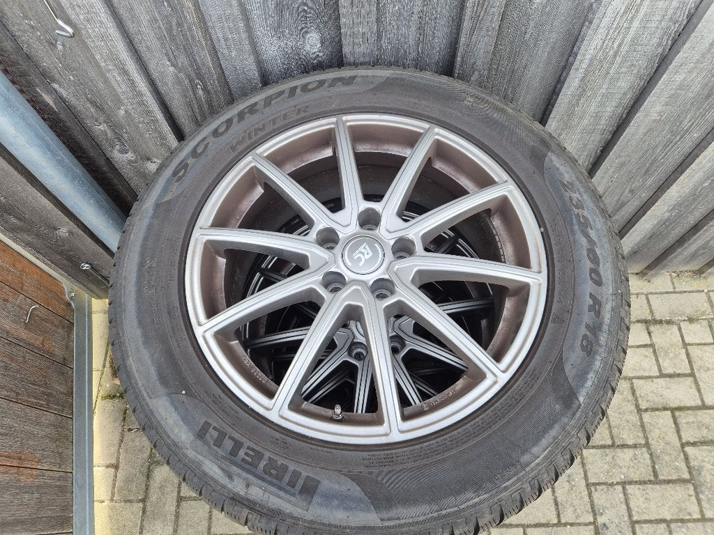Pirelli winterbanden - lichtmetalen velgen // 235/60 R18, Ophalen, 18 inch, Gebruikt, Banden en Velgen