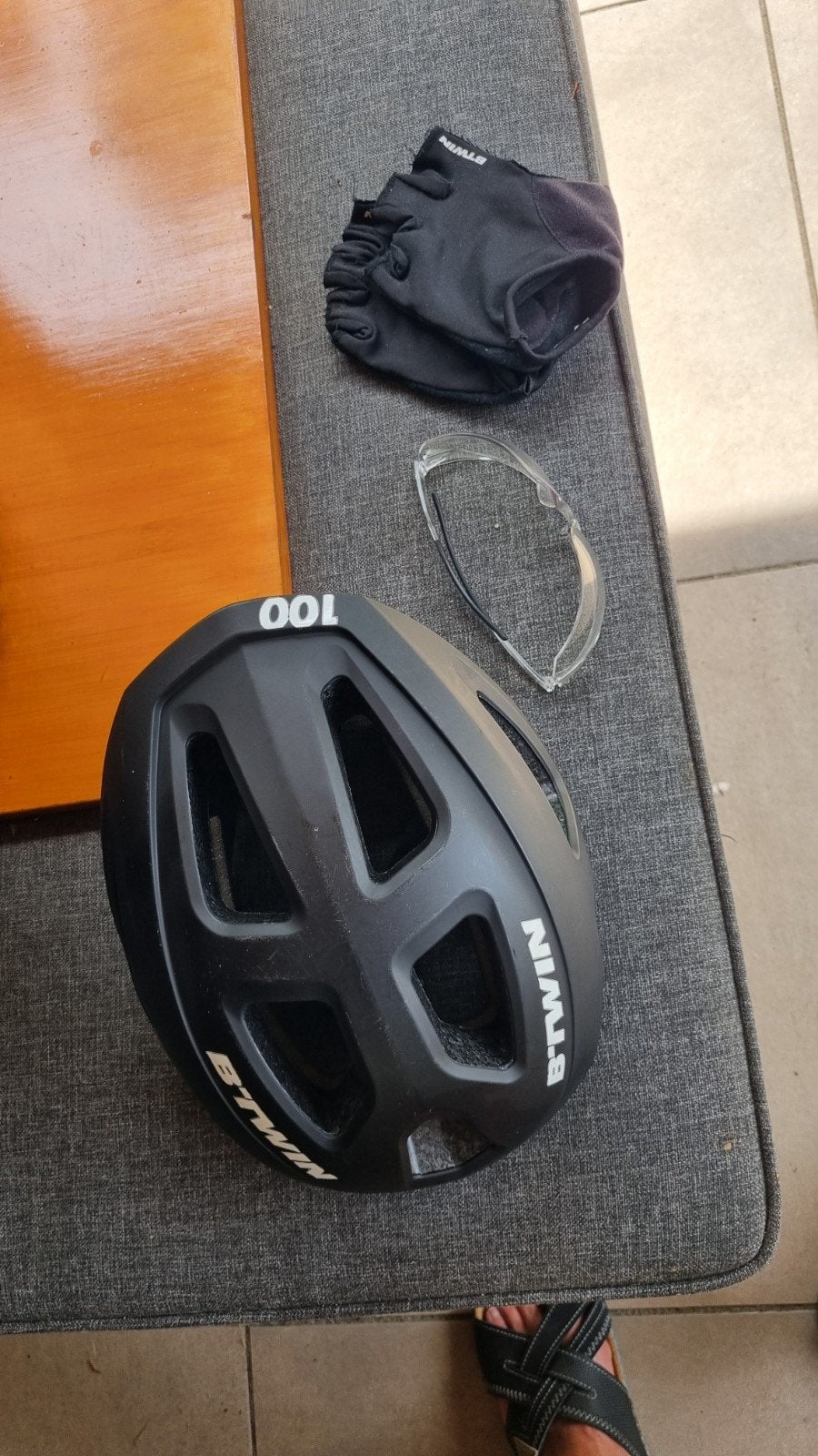 B'Twin Fietshelm 100 met handschoenen en bril, Zo goed als nieuw, B'Twin, Dame, Ophalen