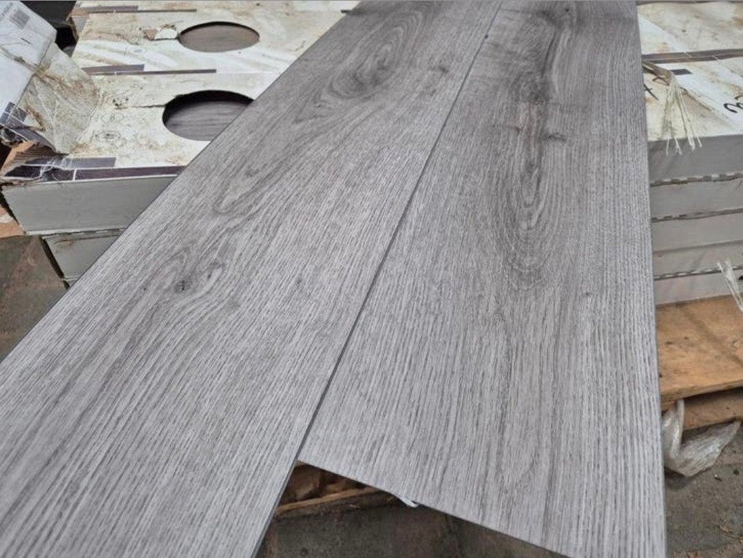37,5m² Grijze houtlook click pvc klik pvc 131 x 19 cm x 5mm, Ophalen, Nieuw, 25 tot 50 m²