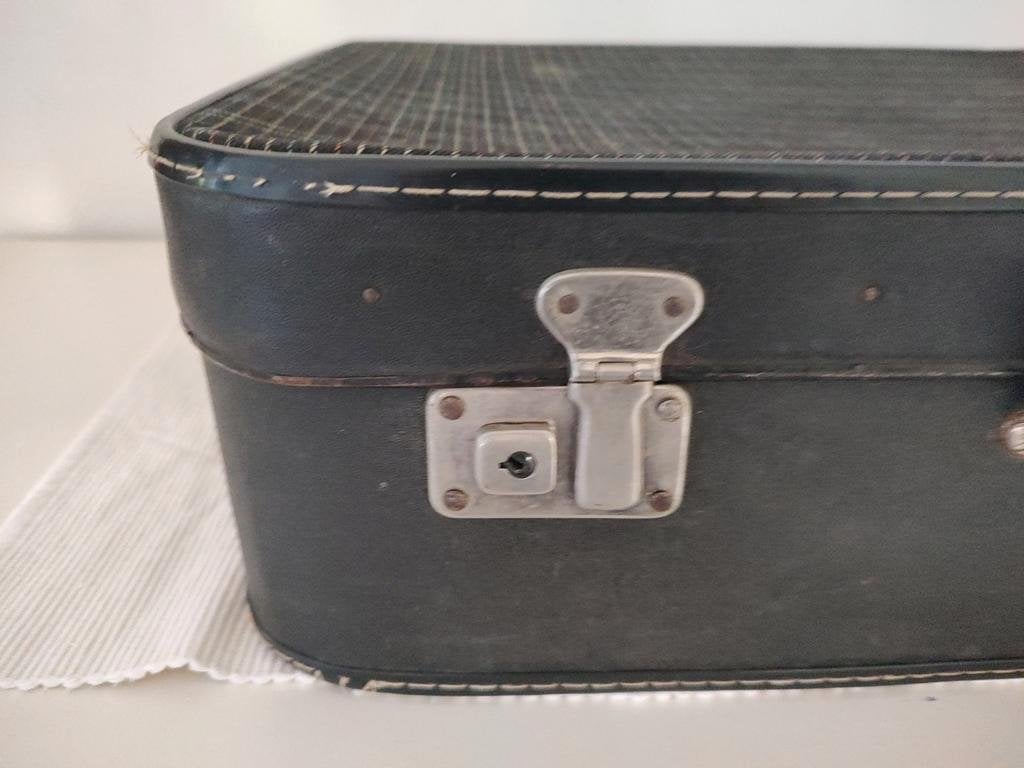 K412 VINTAGE zwarte jaren 60 koffer van geperst karton, Sieraden, Tassen en Uiterlijk, Koffers, 60 tot 70 cm, Overige materialen