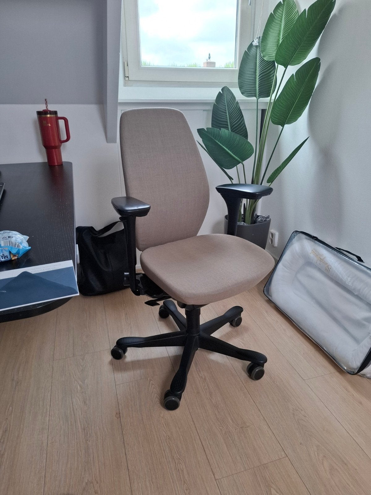 Gezocht: Kinnarps bureaustoel zandkleur/taupeGezocht: Kinnar, Ophalen of Verzenden, Zo goed als nieuw, Zwart