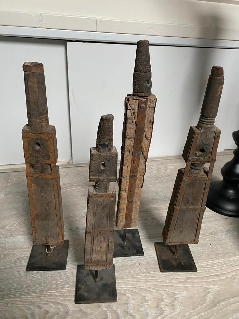 Sober ornament, pinakel op standaard, 2 stuks €35,00,, Ophalen