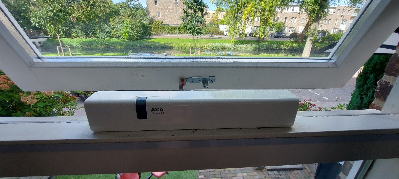 AXA Remote 2.0 Automatische Raamopener met Afstandsbediening, Ophalen of Verzenden, Gebruikt, Gevelraam of Ruit
