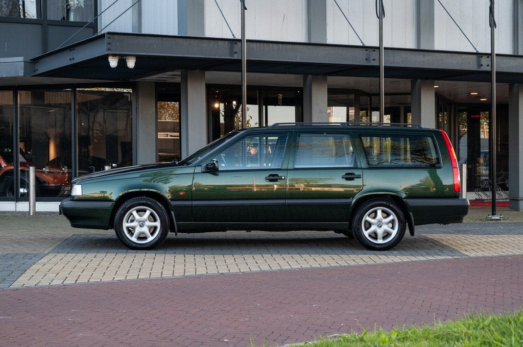 Volvo 850 2.5i Estate (bj 1995), Auto's, Oldtimers, Zwart, Overige kleuren, Leder en Stof, Origineel Nederlands