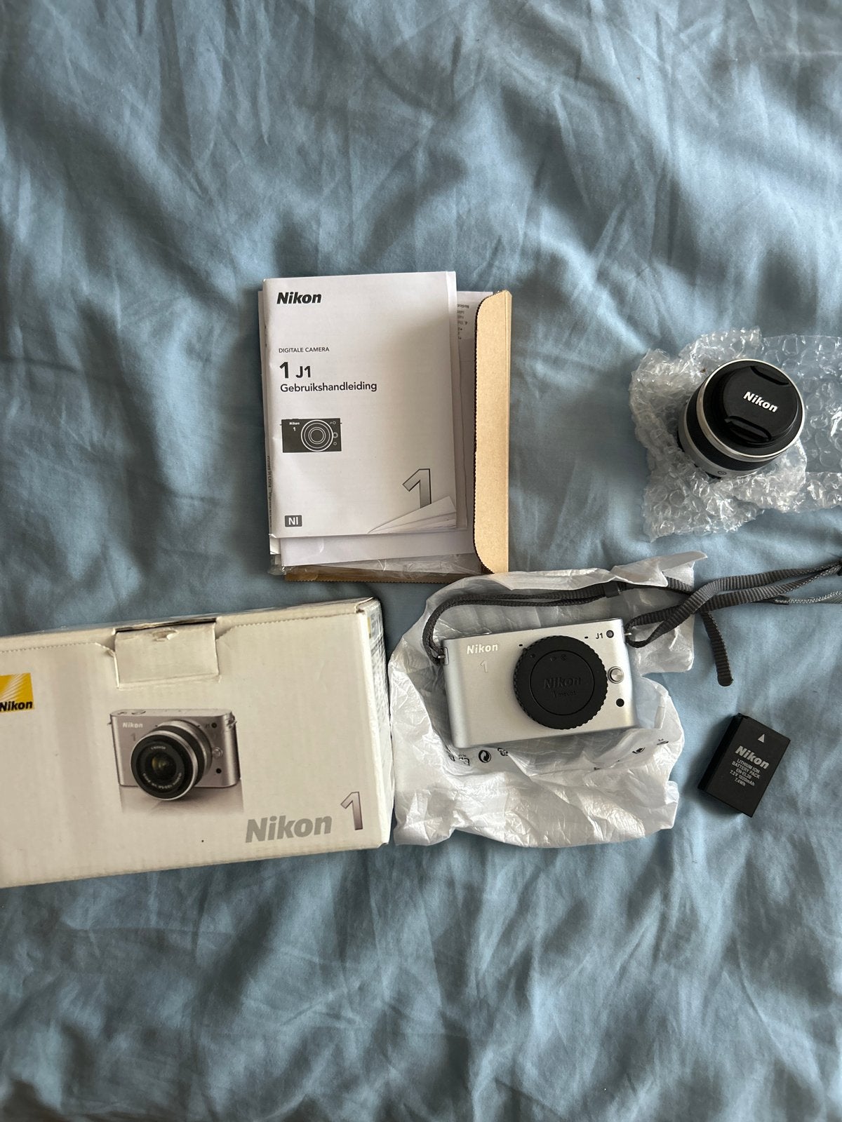 Nikon 1 J1 Systeemcamera met 10-30mm lens en accessoires, Ingebouwde flitser, Ophalen of Verzenden, Zo goed als nieuw, Accu
