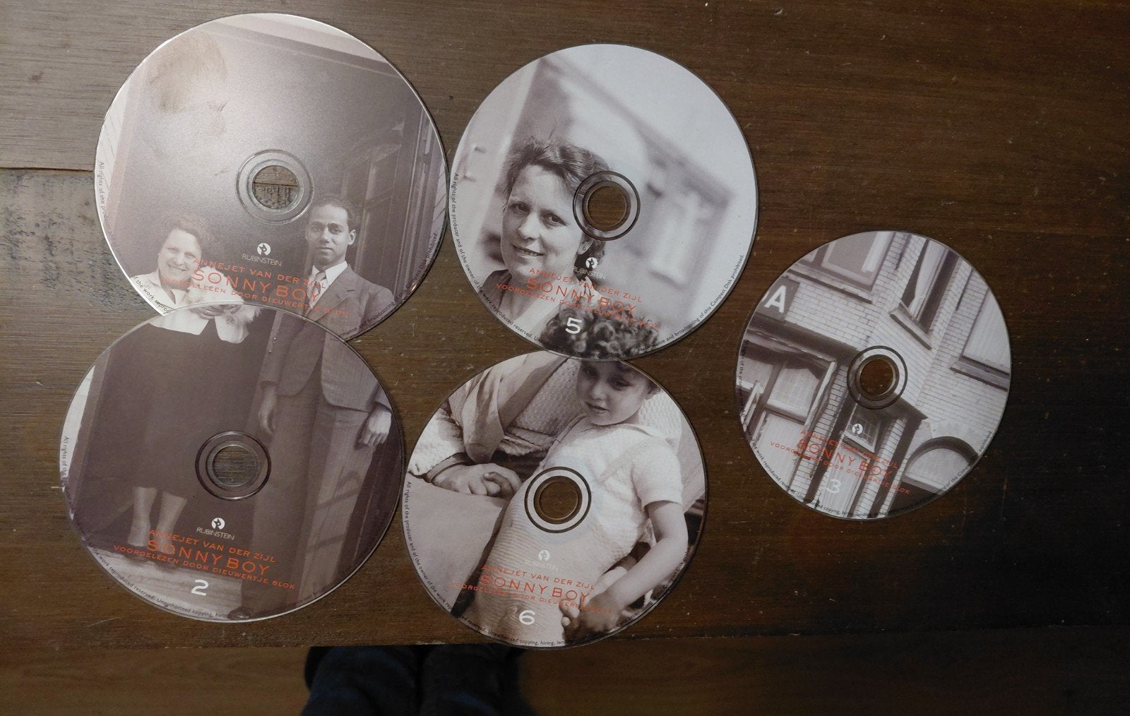 Losse CD's Luisterboek Sonny Boy - Annejet van der Zijl (5x), Boeken, Ophalen of Verzenden, Cd, Volwassene