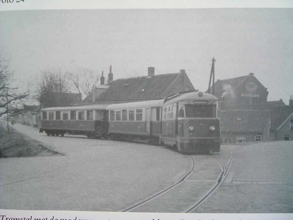 De tram verdwijnt. De laatste 30 jaar van de R.T.M., Verzamelen, Spoorwegen en Tramwegen, Ophalen of Verzenden, Zo goed als nieuw