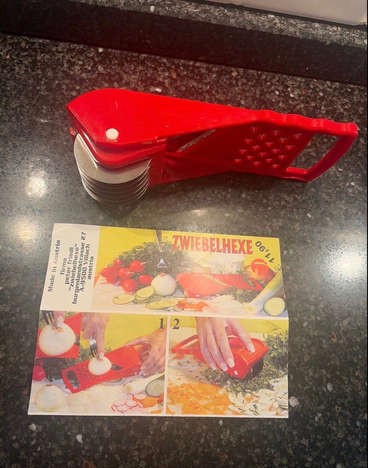 Rode Zwiebelhexe Mandoline - Nieuw in verpakking, Overige typen, Kunststof, Nieuw, Ophalen of Verzenden