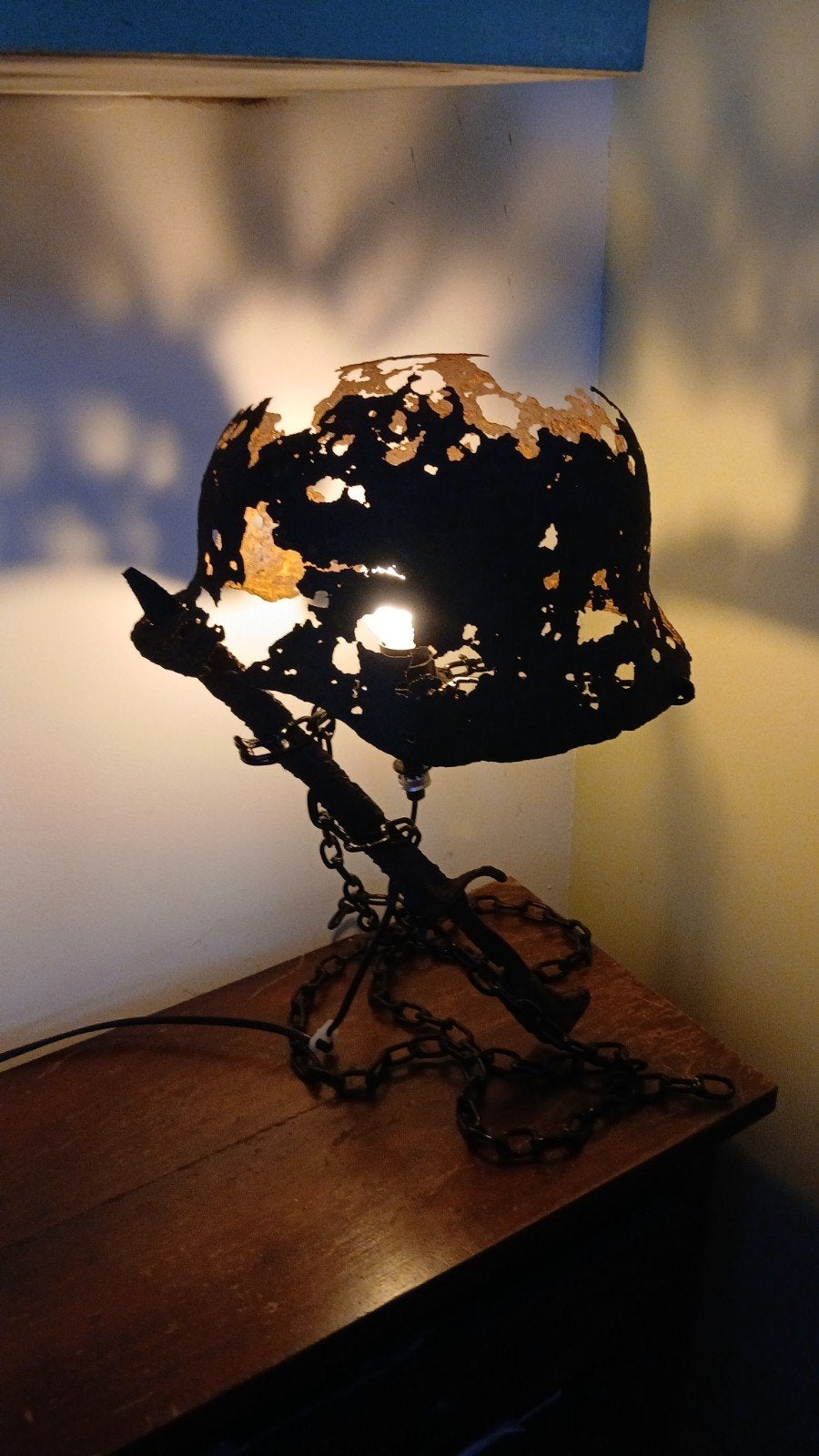 sfeervolle lamp van helm en bayonet omwikkeld met ketting, Ophalen of Verzenden, Landmacht, Duitsland, Helm of Baret