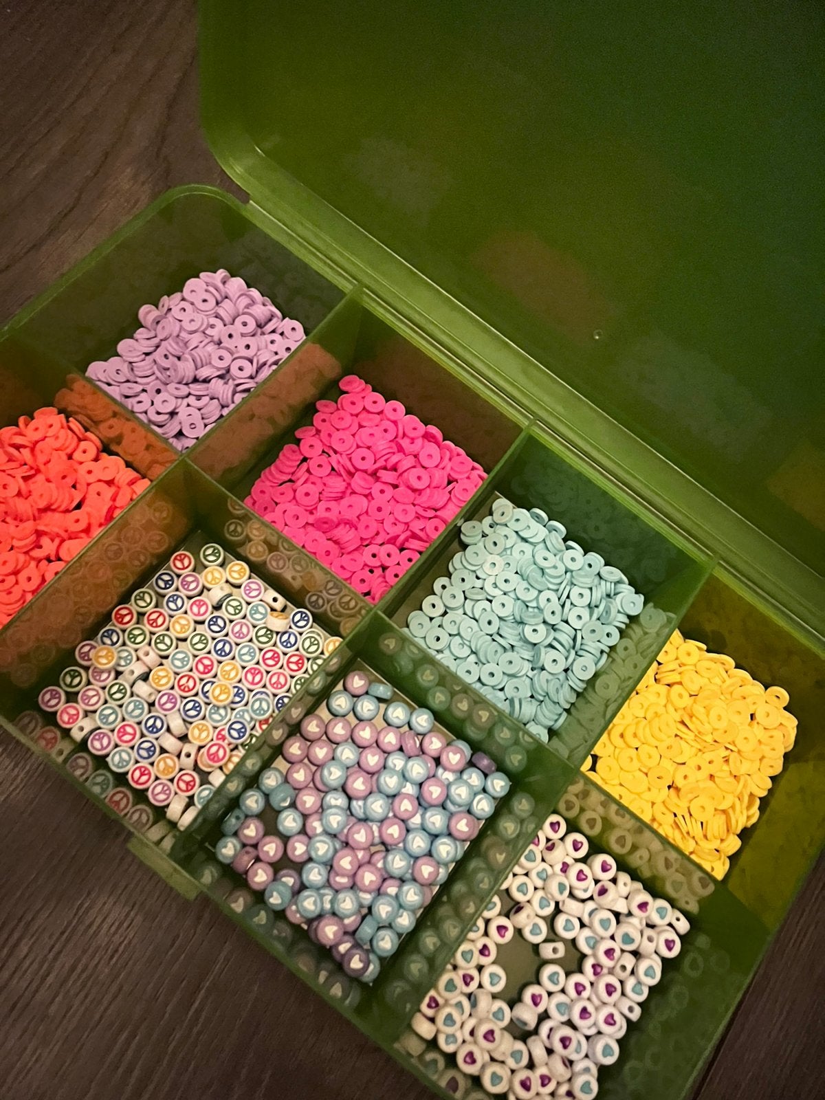 Zulke bakjes met kralen  mogen allemaal weg, Hobby en Vrije tijd, Ophalen, Zo goed als nieuw, Kraal