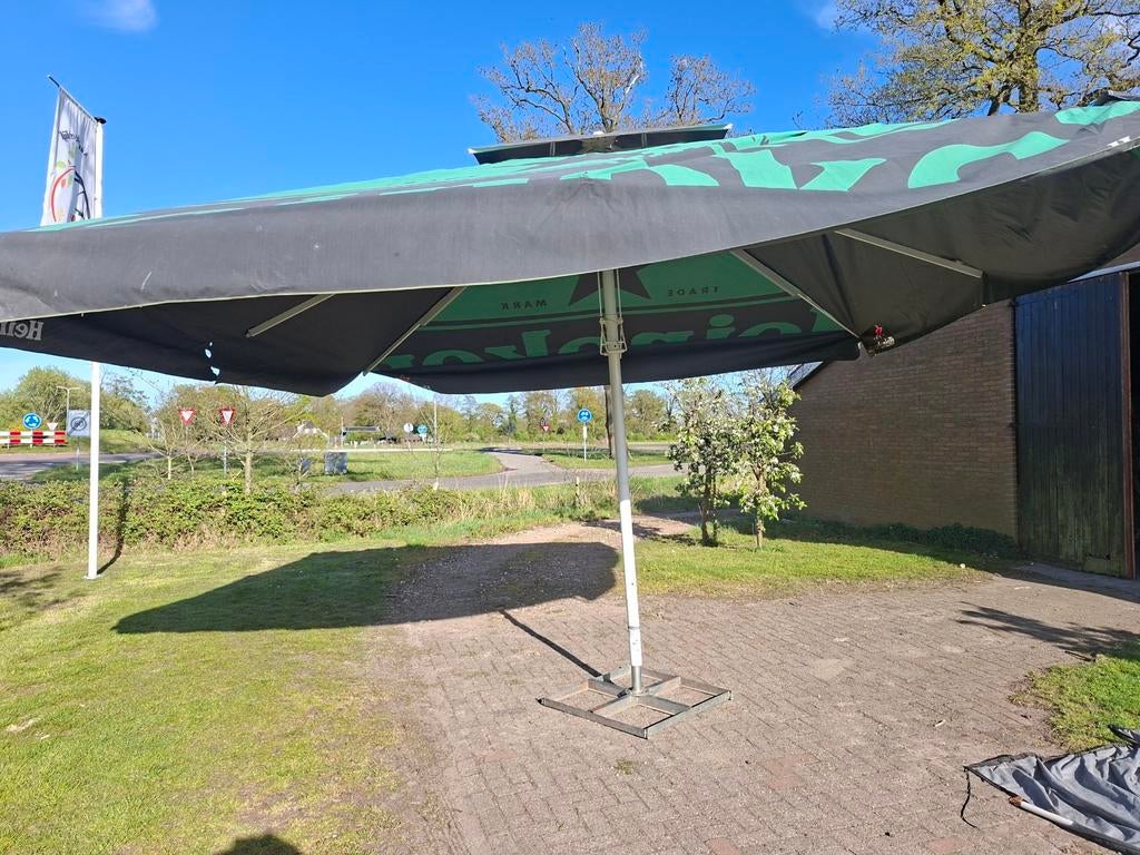 2 grote heineken horeca parasols 5 x 5, Ophalen, Gebruikt, 8 meter of meer