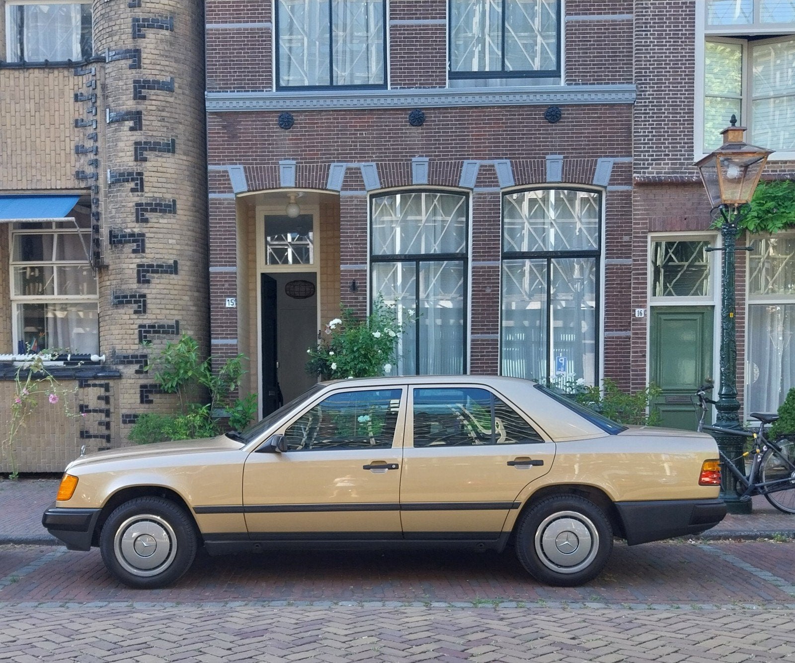 Mercedes-Benz W124 230e 1987, Stof, Zwart, 4 cilinders, Bruin