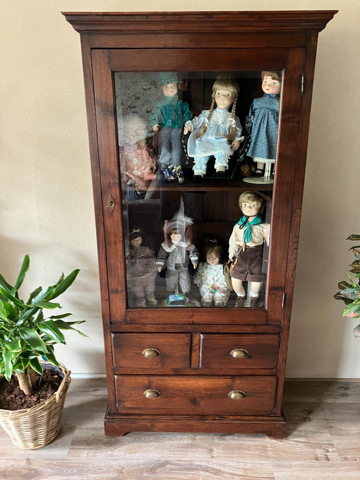 Te koop teakhouten koloniale vitrinekast, Ophalen, 200 cm of meer, 50 tot 100 cm, Zo goed als nieuw