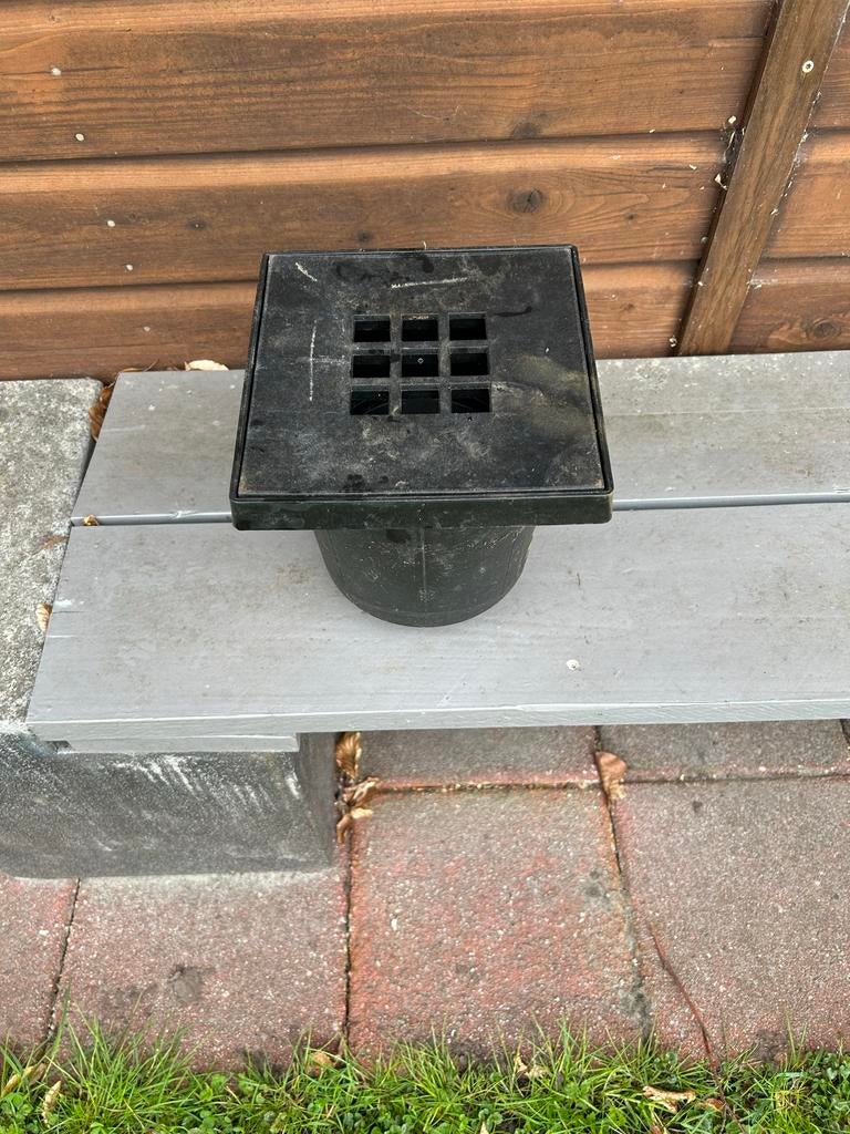 Zwarte afvoerput met rooster, Ophalen, Gebruikt, 20 tot 40 mm, Minder dan 2 meter