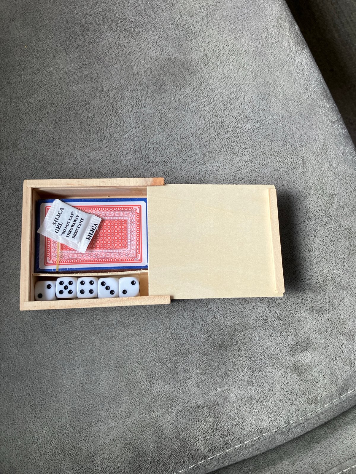 Kaartspel en dobbelstenen in houten doosje, Een of twee spelers, Ophalen of Verzenden, Zo goed als nieuw