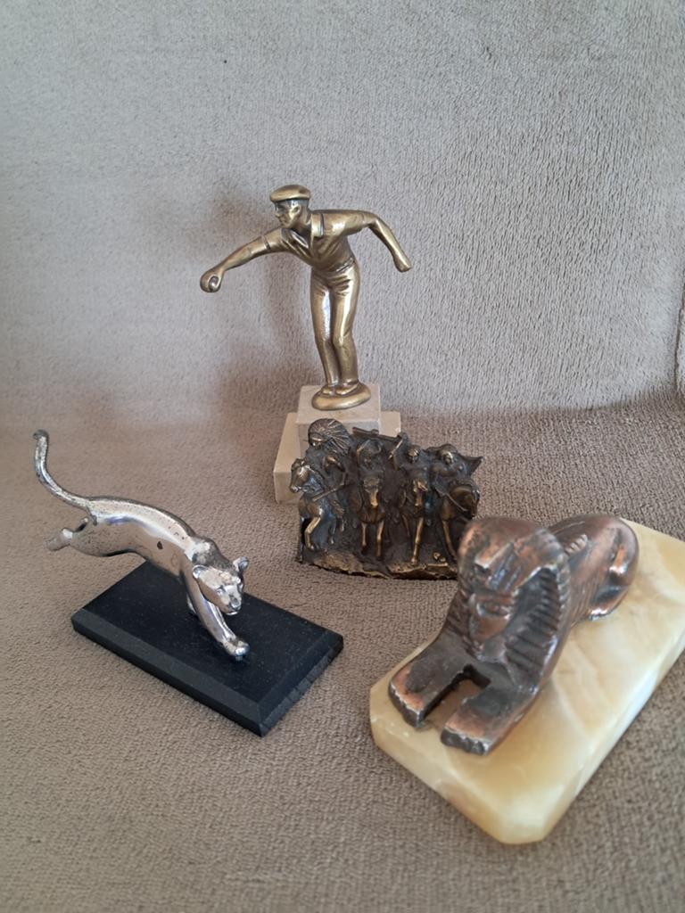 Drie beeldjes en een bronzen gesp, Ophalen of Verzenden