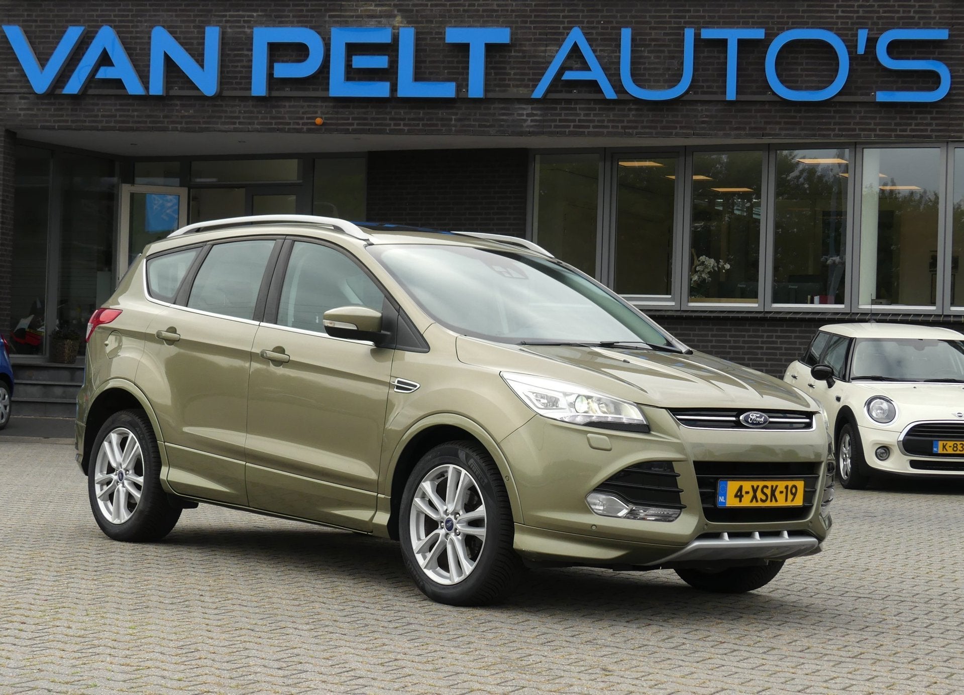 Ford Kuga 1.6 Titanium Plus / Schuifdak / Leder / 2K trekgew, Auto's, Voorwielaandrijving, 15 km/l, Gebruikt, Zwart
