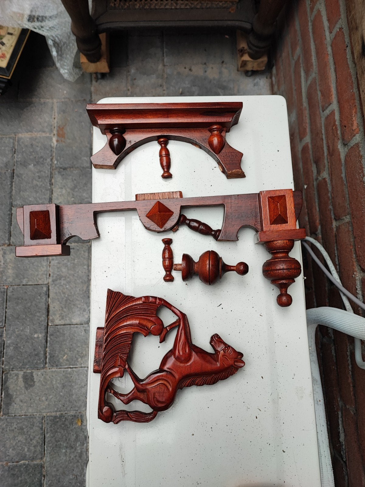 Antieke houten wandklok met slinger en ornamenten, Antiek en Kunst, Antiek | Klokken, Ophalen