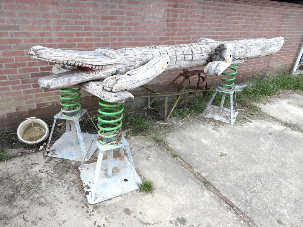 Houten krokodil speeltoestel, Ophalen