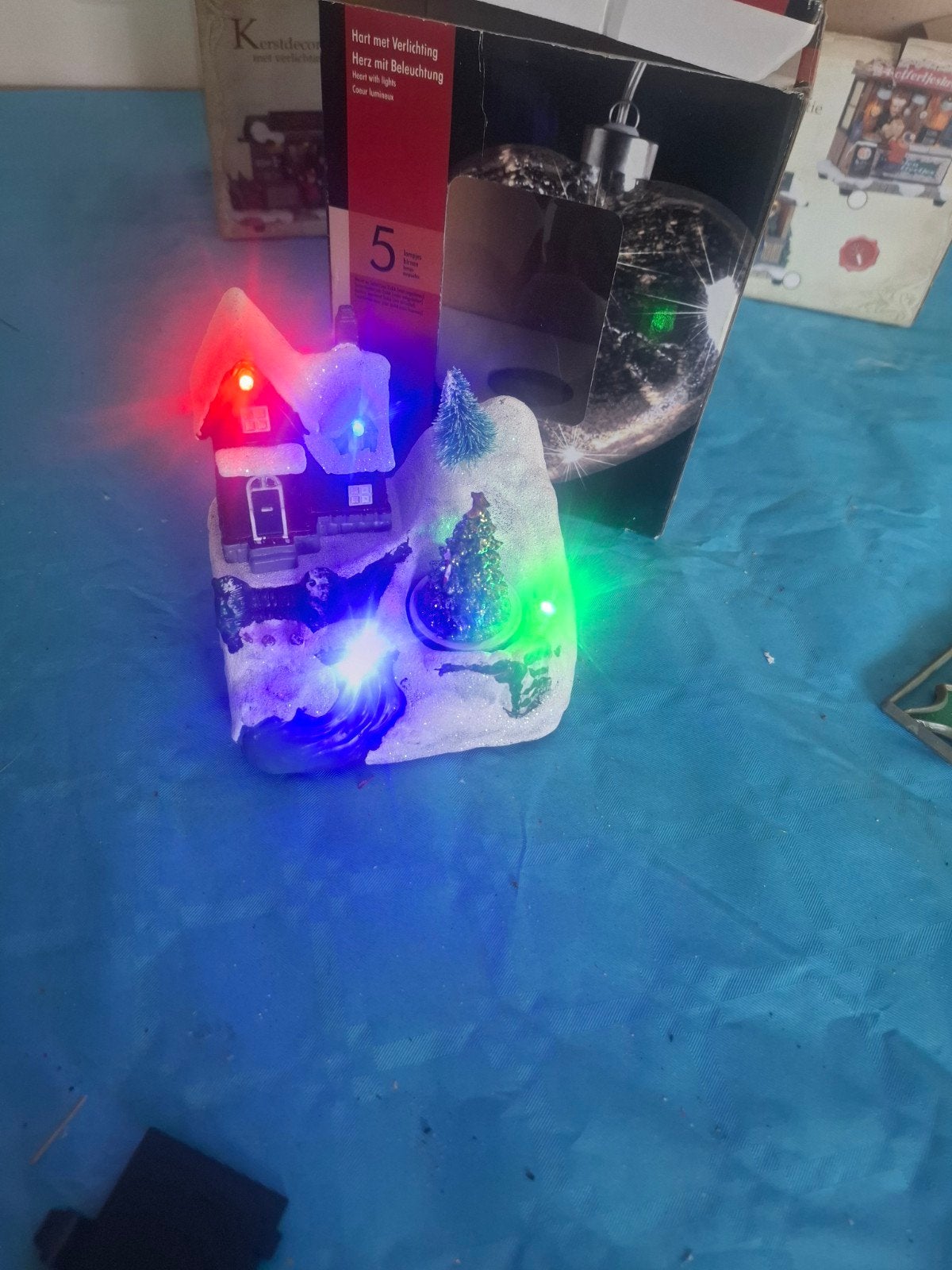 leuk kersthuisje met verlichting en draaiende kerstboom, Ophalen of Verzenden, Zo goed als nieuw