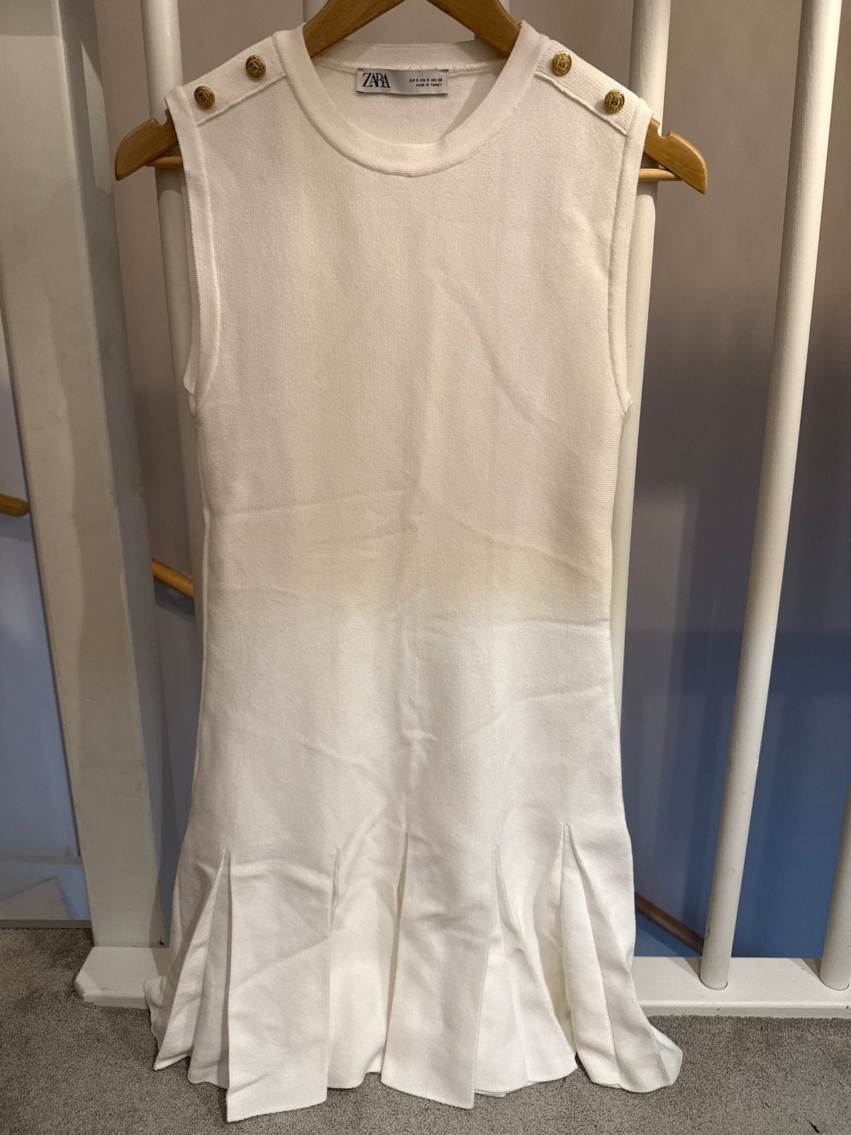 Zara gebreide jurk met plooien en gouden knopen, Kleding | Dames, Jurken, Wit, Ophalen of Verzenden, Zo goed als nieuw, Maat 36 (S)