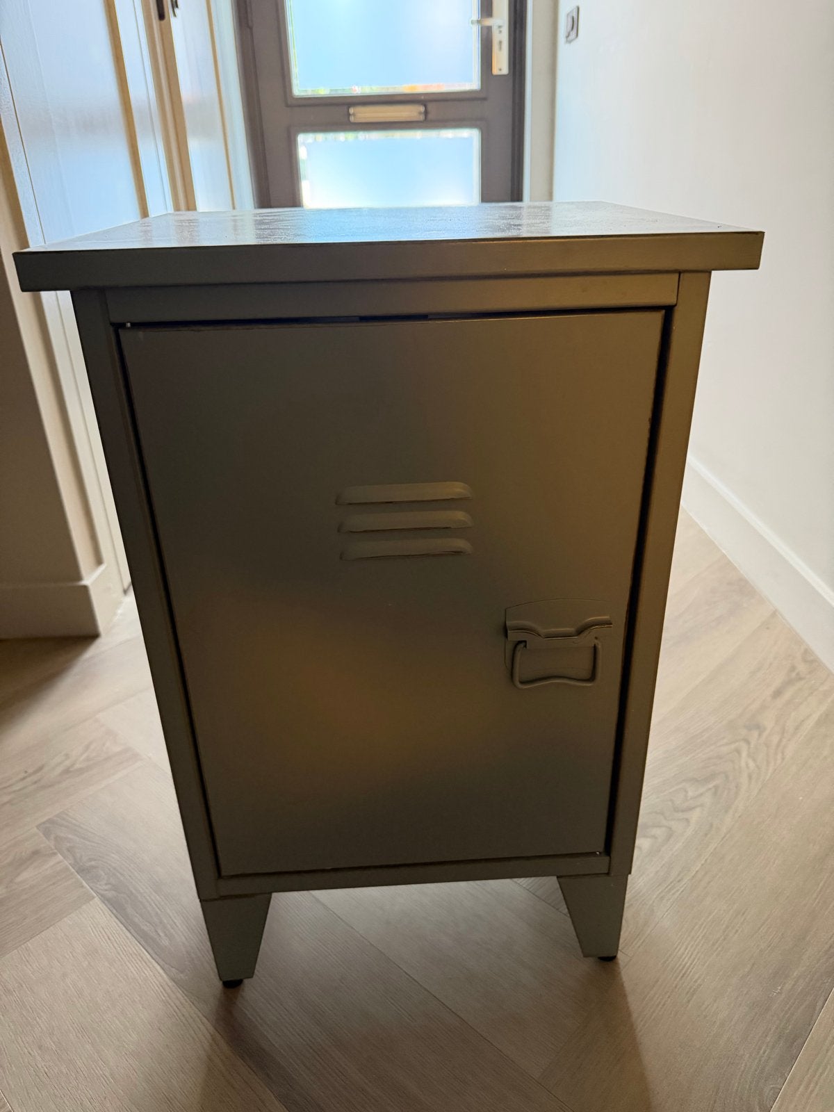 Stoer metalen nachtkastje/bijzettafel met locker-look, Ophalen, Zo goed als nieuw