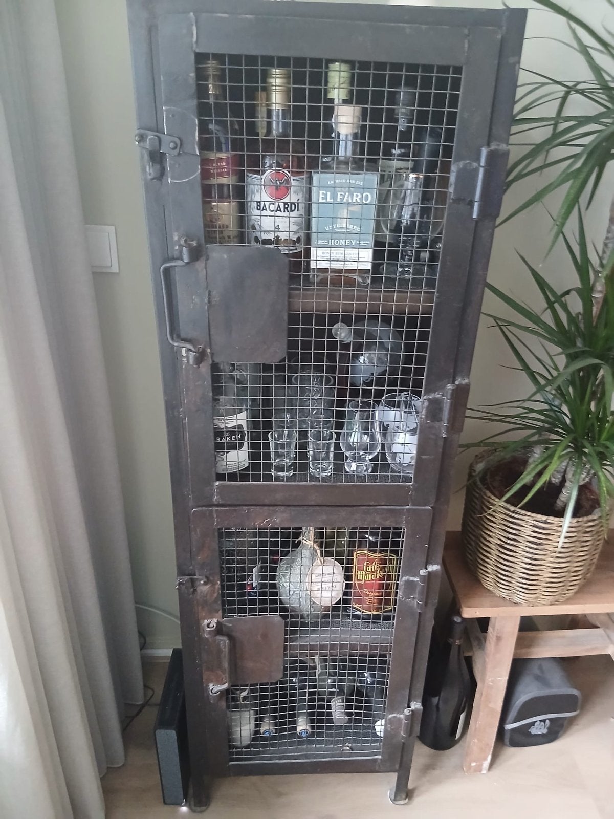 Industriële metalen kast met gaasdeuren, Huis en Inrichting, Kasten | Boekenkasten, Ophalen, Minder dan 50 cm, Gebruikt, Metaal