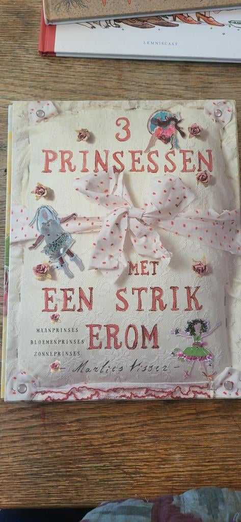 3 Prinsessen met een Strik Erom - Marlies Visser, Boeken, Ophalen of Verzenden, Zo goed als nieuw, Marlies Visser, Sprookjes