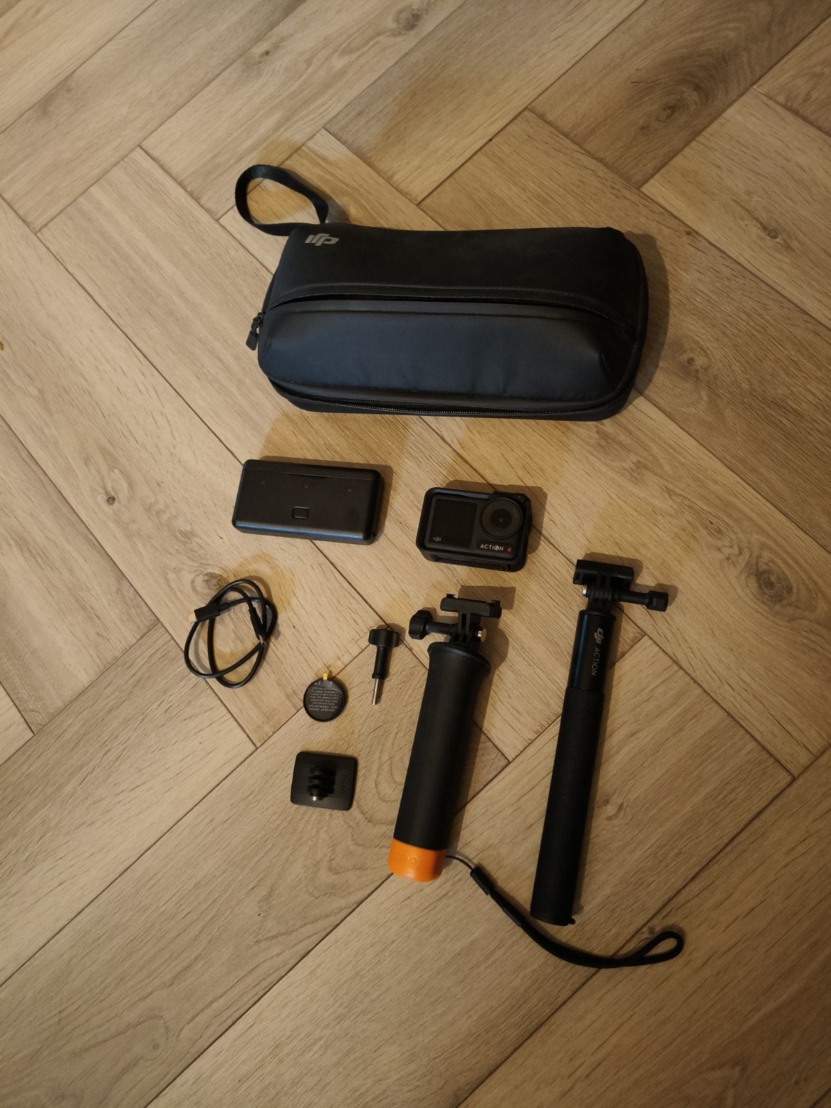 DJI Osmo Action 4K Camera met accessoires, Ophalen of Verzenden, Zo goed als nieuw