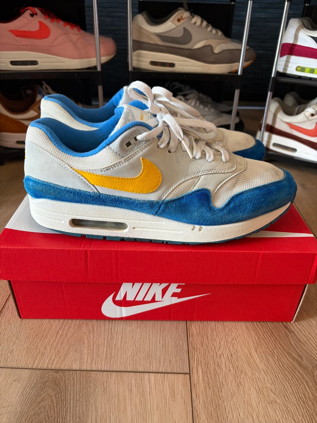 Nike Air Max 1 - Signal Blue - Maat 45, Kleding | Heren, Schoenen, Ophalen of Verzenden, Gedragen, Blauw, Sneakers of Gympen