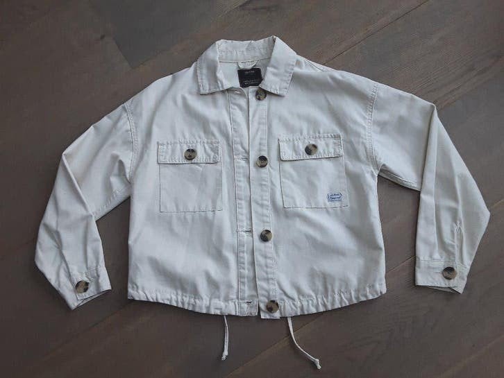 Te koop: Mooi kort zomers jasje van het merk BERSHKA MT: XS, Beige, Zo goed als nieuw, Jasje, Maat 34 (XS) of kleiner