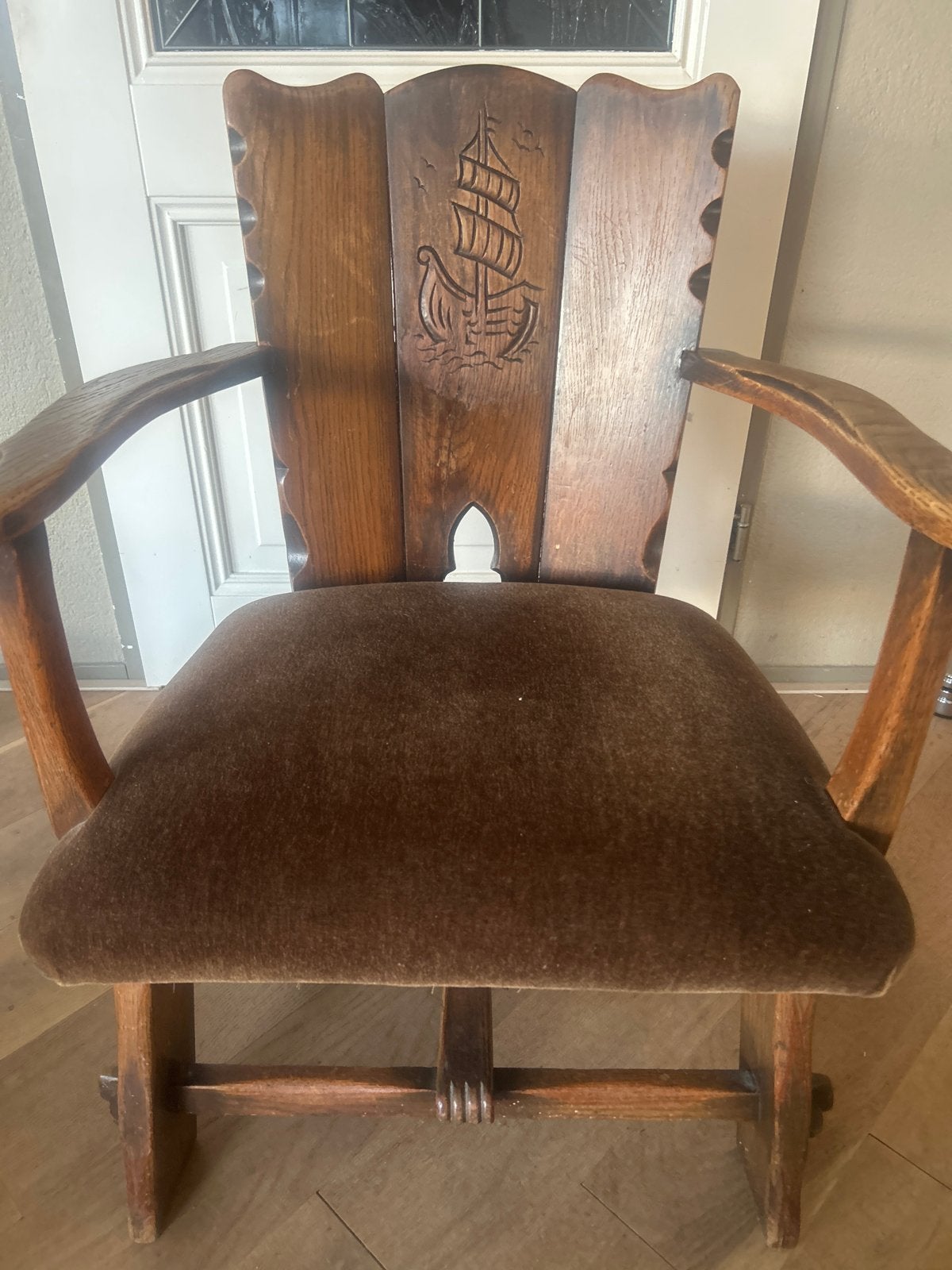 Antieke houten stoel met scheepsgravure, Ophalen