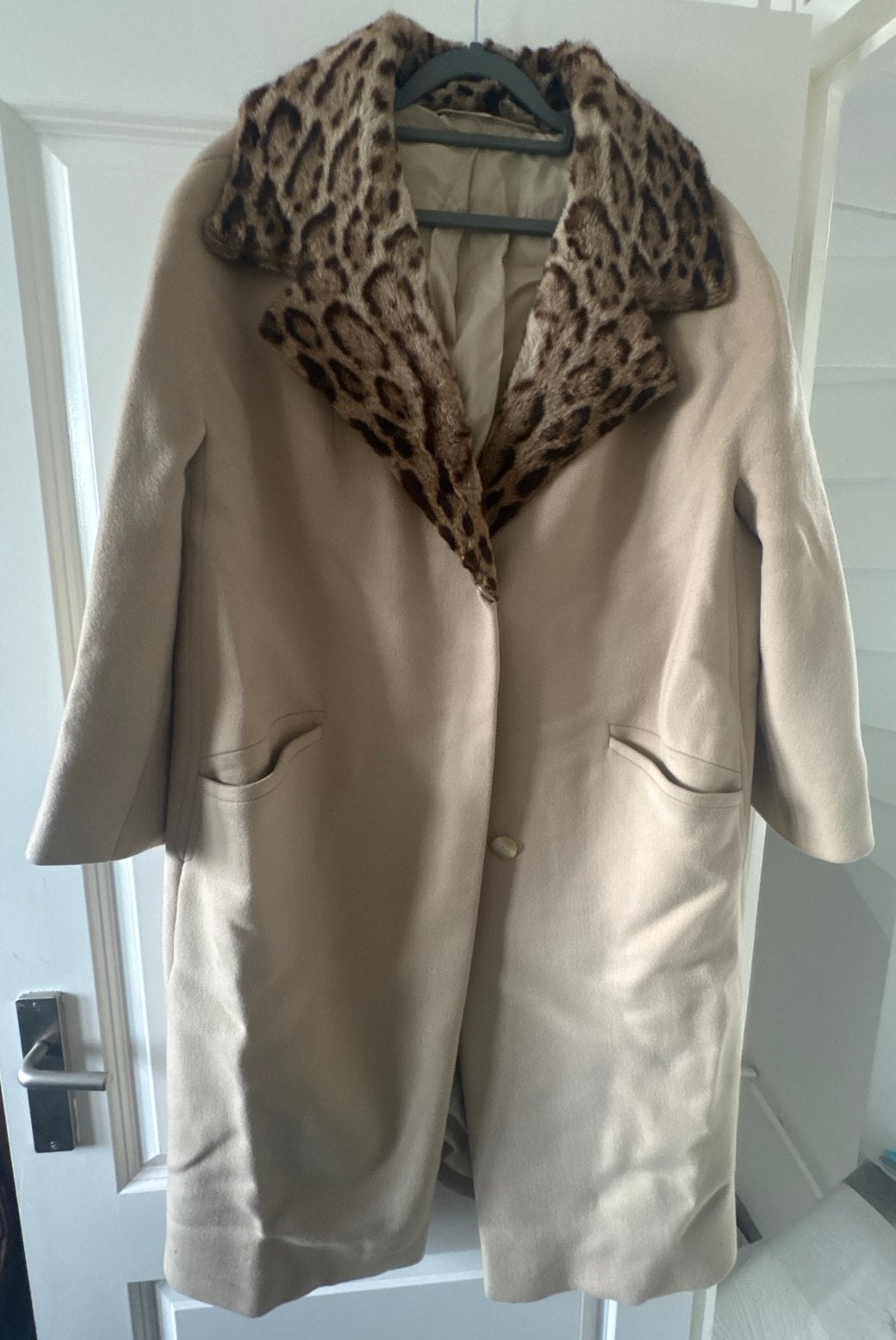 Vintage wollen jas met luipaardkraag - Maat L, Ophalen of Verzenden, Gedragen, Maat 42/44 (L), Beige
