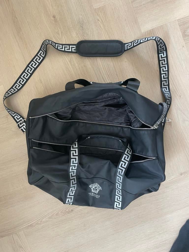 Versace Zwarte Duffel Weekendtas met Greca Details, Gebruikt, 20 tot 30 cm, Zwart, Ophalen of Verzenden