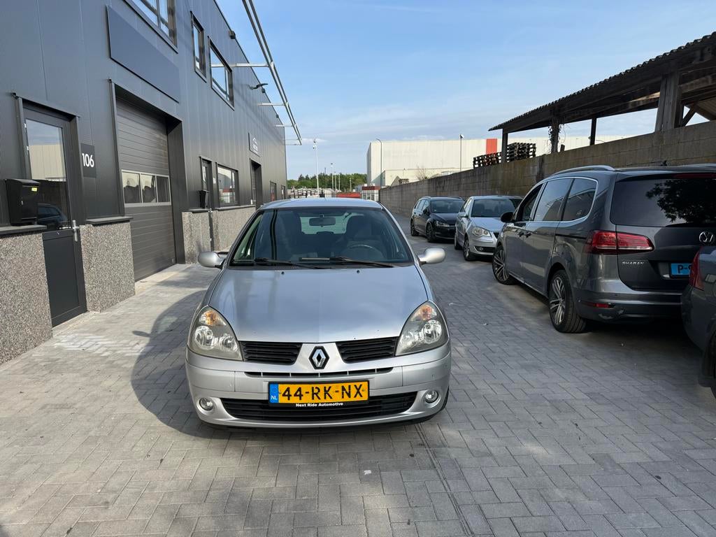 Renault Clio 1.2 55KW Autbas E3 2005 Grijs, Auto's, Voorwielaandrijving, 74 pk, 31 €/maand, 4 cilinders