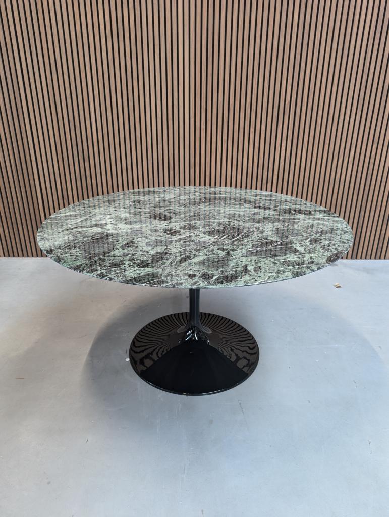 Knoll Saarinen Eettafel - Verde Alpi Marmer (Ø137), Ophalen of Verzenden